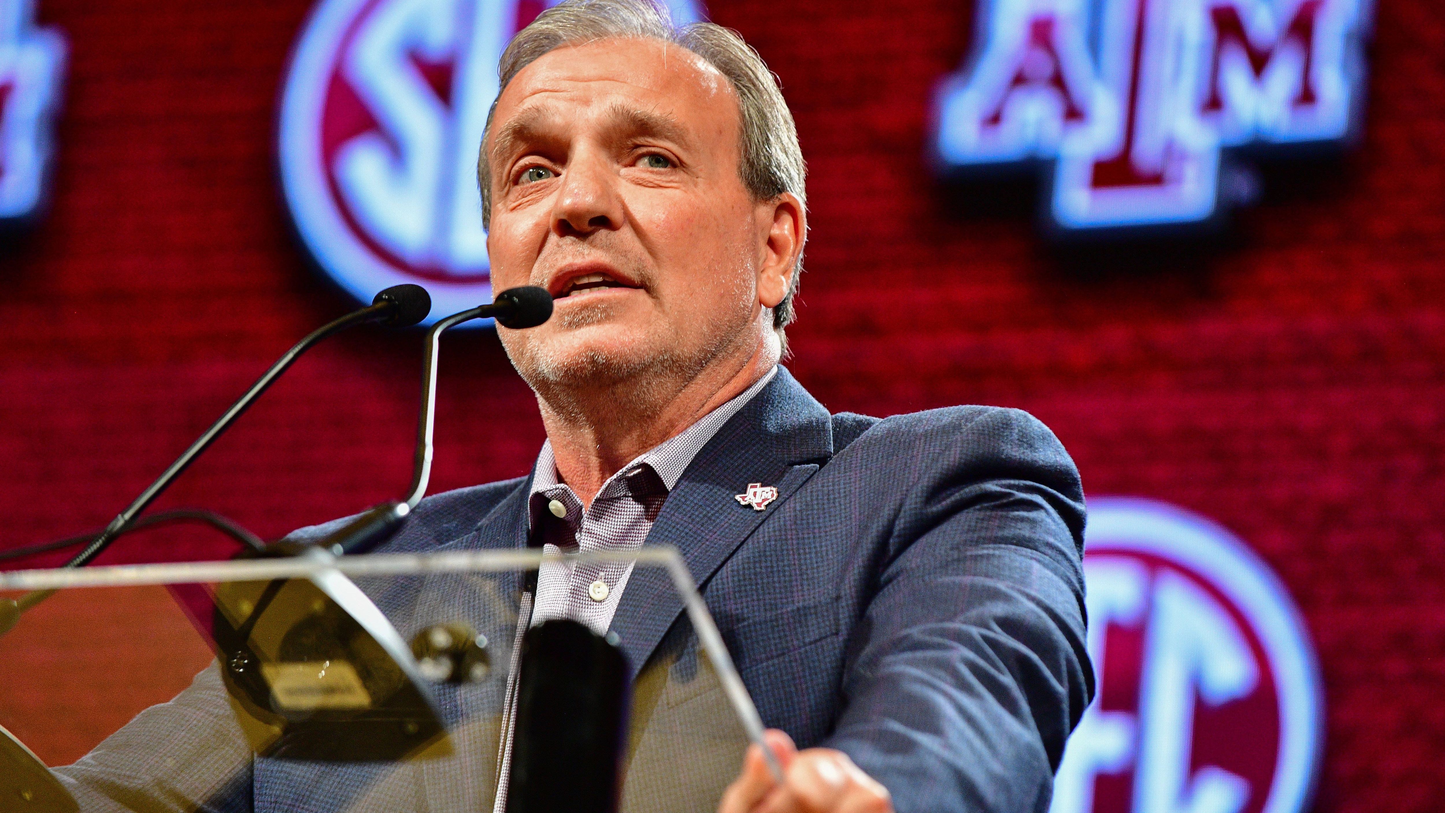 <strong>Platz 9 (geteilt): Jimbo Fisher (Texas A&amp;M)</strong><br>Die Liste eröffnet der erfahrene Head Coach von Texas A&amp;M mit neun Millionen US-Dollar im Jahr. Mit Sicherheit fehlen Jimbo Fisher bisher die Erfolge von seiner Zeit bei Florida State. Trotzdem gehört er zurecht in die Top Ten.