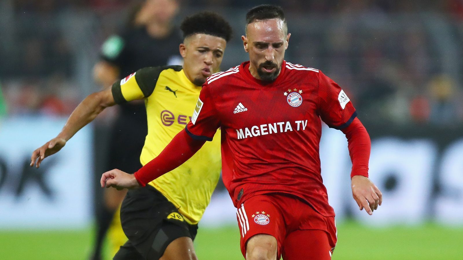 
                <strong>Julian Huter</strong><br>
                FC Bayern - BVB 2:1: Keine der beiden Mannschaften konnte bei ihrem letzten Auftritt wirklich überzeugen. Der BVB blieb in der Liga gegen Augsburg über 90 Minuten harmlos. Alcacer schoss die Schwarz-Gelben erst in der Nachspielzeit zum Sieg - der Spanier fehlt aber in München. Die Bayern offenbarten im Pokal beim spektakulären 5:4 gegen Heidenheim eklatante Schwächen in der Abwehr. Dennoch hat der Rekordmeister in den letzten Wochen gerade in der Allianz Arena spektakulären Fußball gezeigt. Die letzten beiden Liga-Heimspiele gegen Wolfsburg und Mainz gewannen die Roten jeweils mit 6:0.     
              