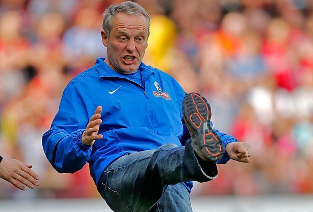 
                <strong>Christian Streich - der Sportlehrer</strong><br>
                "Sooooo geht der da rein!" - Streich macht als Sportlehrer (Fächer: Sport, Germanistk, Geschichte) nicht nur verbal auf vermeintliche Fehlentscheidungen aufmerksam. Er ahmt die beobachteten Szenen auch gekonnt nach.
              