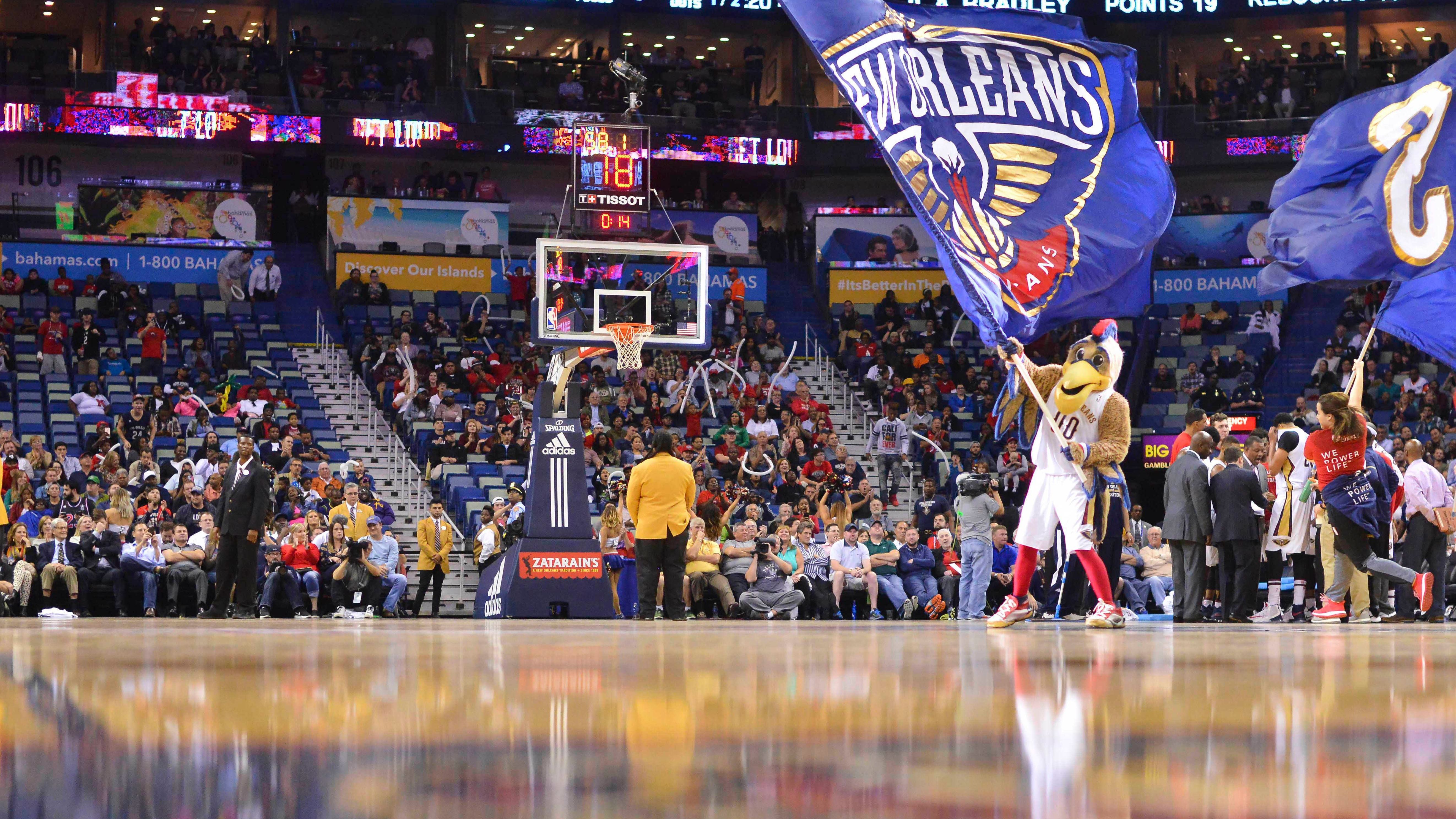 <strong>New Orleans Pelicans</strong><br>Pelikane gelten nicht gerade als majestätische Vögel, warum also sollte man ein Sport-Team nach den Stolperern der Tierwelt benennen? Zum einen, weil der Pelikan in der Küstenregion Louisianas heimisch und das Wappentier des Bundesstaates ist. Laut Franchise-Owner Gayle Benson aber auch, weil Pelikane für "Widerstandsfähigkeit und die Entschlossenheit, zurückzukommen" stehen. So wie die Bevölkerung von New Orleans, die nach dem zerstörerischen Hurricane Katrina 2005 wieder aufgestanden ist.