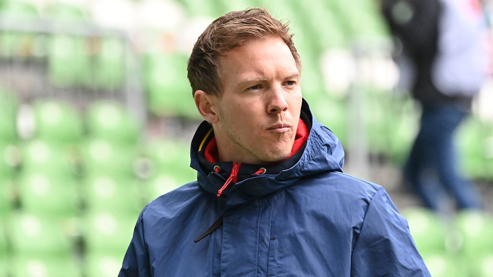 
                <strong>RB Leipzig: Nagelsmann wechselt zum FC Bayern</strong><br>
                Für den zum Saisonende abwandernden Flick haben die Münchner schon einen Ersatz verpflichtet. Die Bayern schnappten sich den gebürtigen Landsberger Julian Nagelsmann von RB Leipzig. Der 33-Jährige soll eine Ablösesumme von etwa 15 Millionen Euro gekostet haben und ist damit der mit Abstand teuerste Trainer der Bundesliga-Geschichte, gemessen an der Ablösesumme. Nachdem Nagelsmann einen Fünfjahresvertrag bei den Bayern unterzeichnete, sind nun wiederum die Leipziger am Zug und müssen den bevorstehenden Abgang des Erfolgstrainers kompensieren.
              