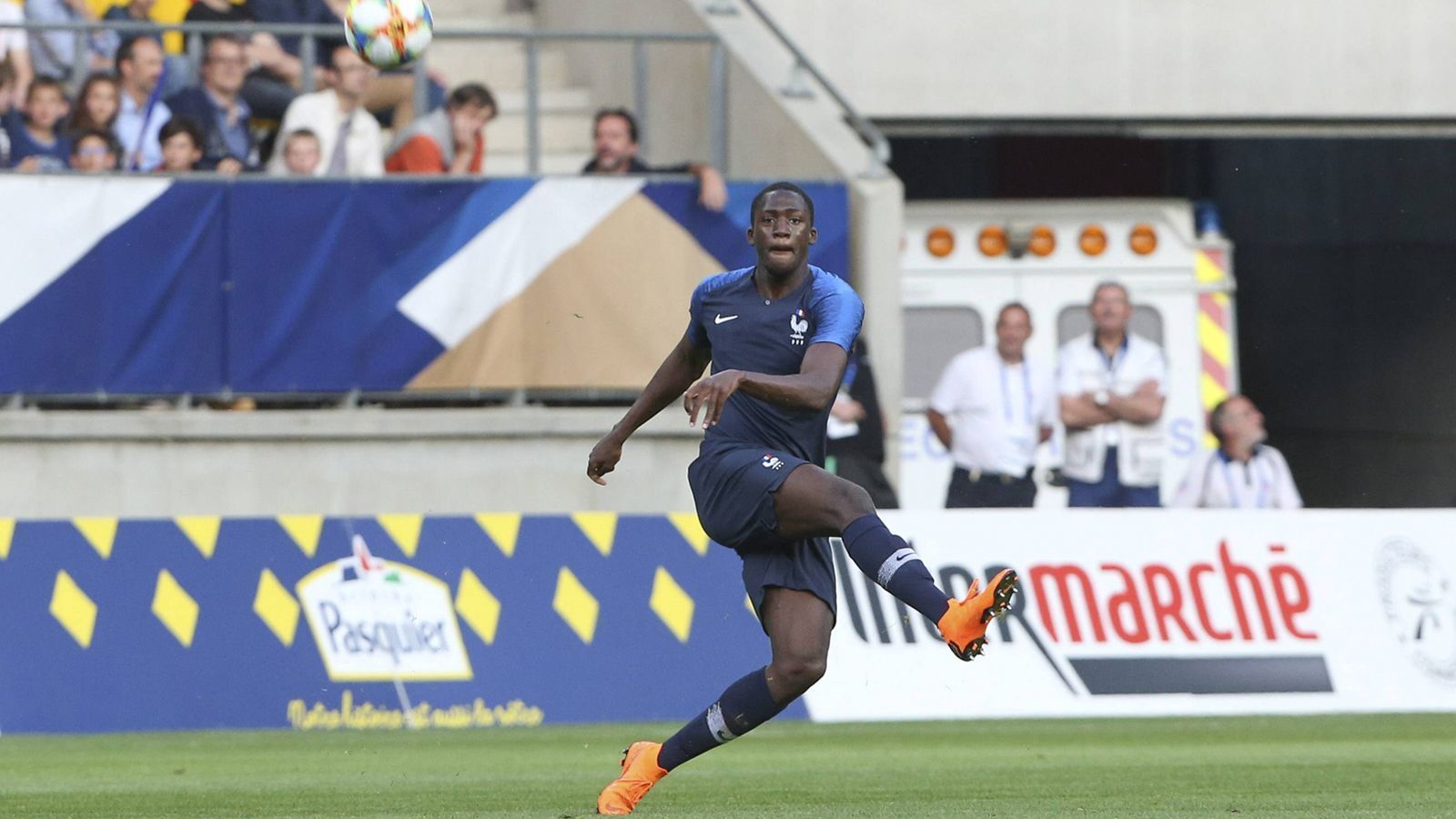 
                <strong>Ibrahima Konaté (Frankreich)</strong><br>
                Der Innenverteidiger wechselte im Sommer 2017 ablösefrei von dem französischen FC Sochaux zu RB Leipzig. Heute wird der Marktwert des 20-Jährigen auf rund 45 Millionen Euro geschätzt. In der vergangenen Saison war er als Stammspieler aus der Innenverteidigung kaum wegzudenken. Er gilt als der Typ "Straßenfußballer", weil sein Spielstil physisch geprägt ist.
              