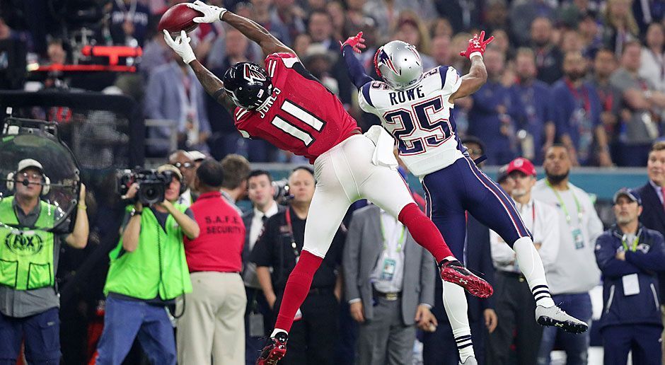 
                <strong>12. neuer Rekord: Meiste First Downs in einem Super Bowl</strong><br>
                Da auch die Falcons 17 First Downs beisteuerten, kamen beide Teams zusammen auf 54. Davon gelangen 39 über Pässe - auch das gab's noch nie!
              