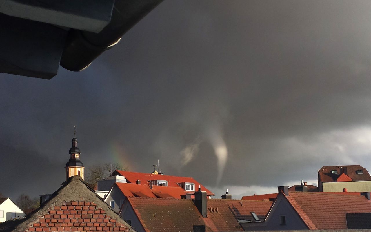 Kürnach bei Würzburg (Bayern), 2017: Am späten Nachmittag fegt ein Tornado über die Dächer des Ortes.