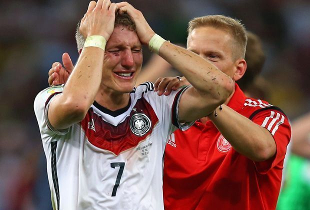 
                <strong>Die ersten Tränen</strong><br>
                Wenig später dann der Schlusspfiff! Weltmeister! Endlich am Ziel! Schweinsteiger kann es nicht fassen und bricht in Tränen aus!
              