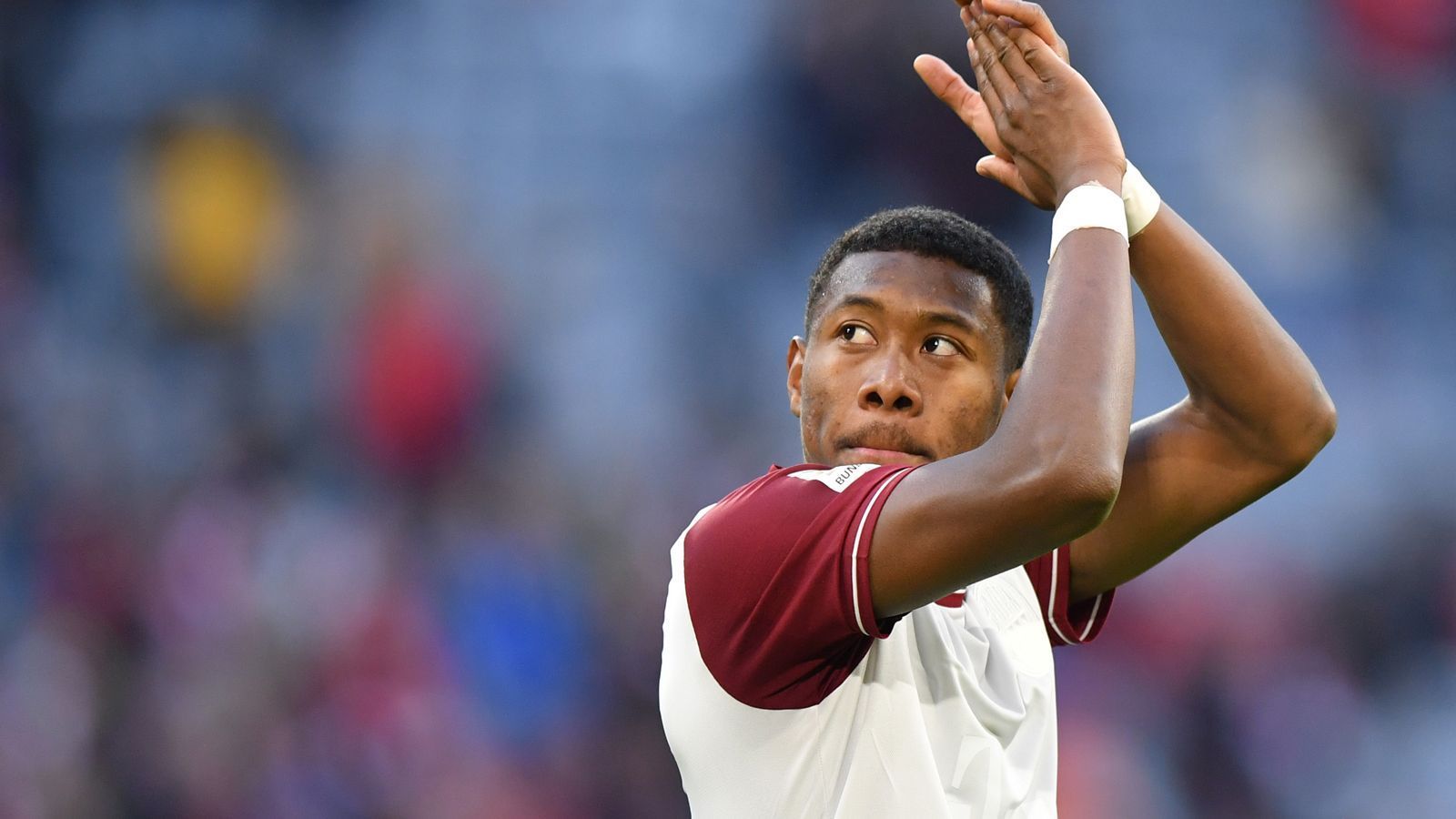 
                <strong>David Alaba</strong><br>
                Wie bei Mannschaftskollege Thiago will der FC Bayern den Vertrag von David Alaba auch schnellstmöglich verlängern. Der Österreicher besitzt noch einen gültigen Vertrag bis 2021 und soll diesen auch erfüllen. Obwohl die Verhandlungen über eine mögliche Vertragsverlängerung noch nicht aufgenommen wurden, sind die Chancen auf einen Verbleib in München sehr gut. In der Rückrunde 2011 wurde Alaba nach Hoffenheim verliehen und reifte seit seiner Rückkehr an die Isar zu einem der besten Außenverteidiger der Welt.
              