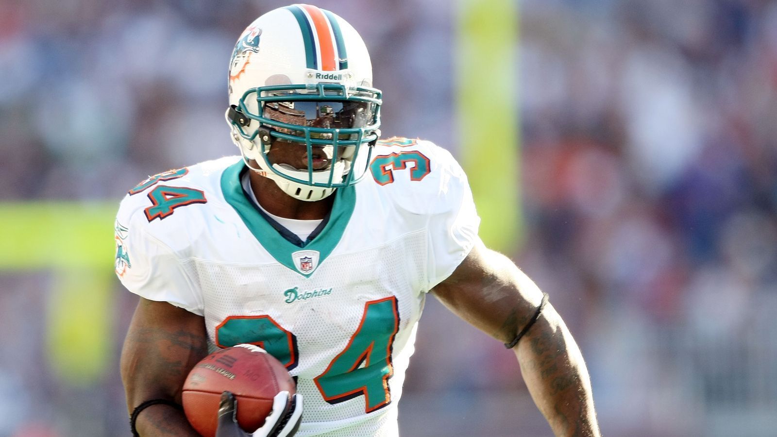 
                <strong>Miami Dolphins - Ricky Williams</strong><br>
                "Der schlechteste Trade in der Geschichte der Miami Dolphins wird oft als der Trade des Star-Running-Backs Ricky Williams im Jahr 2002 angesehen. Die Dolphins hatten Williams im Jahr 2002 von den New Orleans Saints erworben und dafür mehrere Draftpicks und Spieler abgegeben, darunter mehrere Erstrunden-Draftpicks. Der Trade schien zunächst vielversprechend zu sein, da Williams als einer der besten Running Backs der Liga galt. Allerdings hatte er mit persönlichen Problemen zu kämpfen, und seine Leistung auf dem Spielfeld war nicht konstant. Zudem erhielt er in der Saison 2004 eine Sperre wegen Verstoßes gegen die Drogenrichtlinien der NFL. Der Trade von Williams erweist sich als schlecht, da die Dolphins große Ressourcen investierten, um ihn zu erwerben, aber nicht den erwarteten Wert daraus erhielten. Die abgegebenen Draftpicks hätten genutzt werden können, um das Team in anderen Bereichen zu stärken. Zudem trugen die persönlichen Probleme von Williams zu seiner Unbeständigkeit bei, was den Trade noch enttäuschender machte."
              