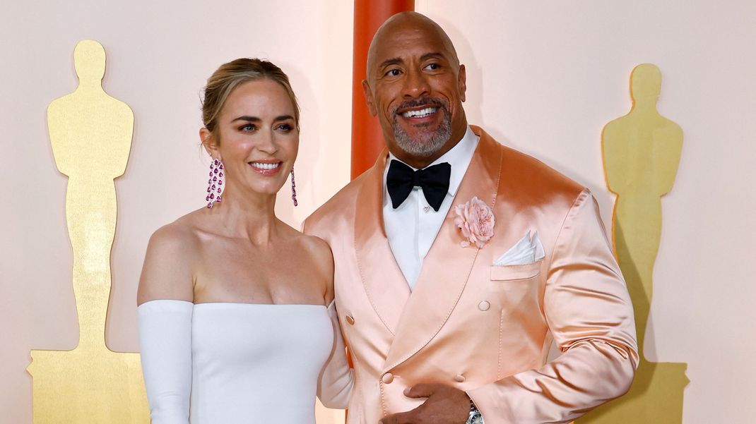 Emily Blunt und Dwayne Johnson posieren gemeinsam auf dem roten Teppich der 95. Oscar-Verleihung in Los Angeles.