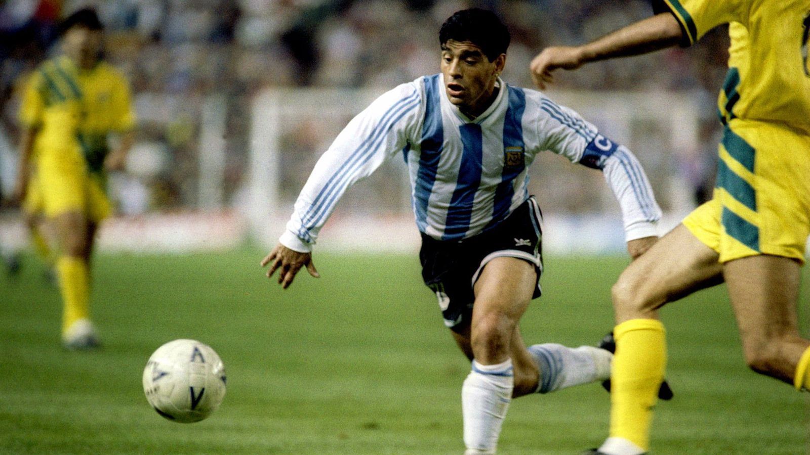 
                <strong>Diego Armando Maradona </strong><br>
                Jeder kennt seinen Namen, in Argentinien wird er teilweise sogar als Gott verehrt. Den SSC Neapel führte er in den 80ern zu nie dagewesenem Ruhm und die Albiceleste machte er 1986 zum Weltmeister. Vor allem seine "Hand Gottes" ging in die Geschichte ein. 
              