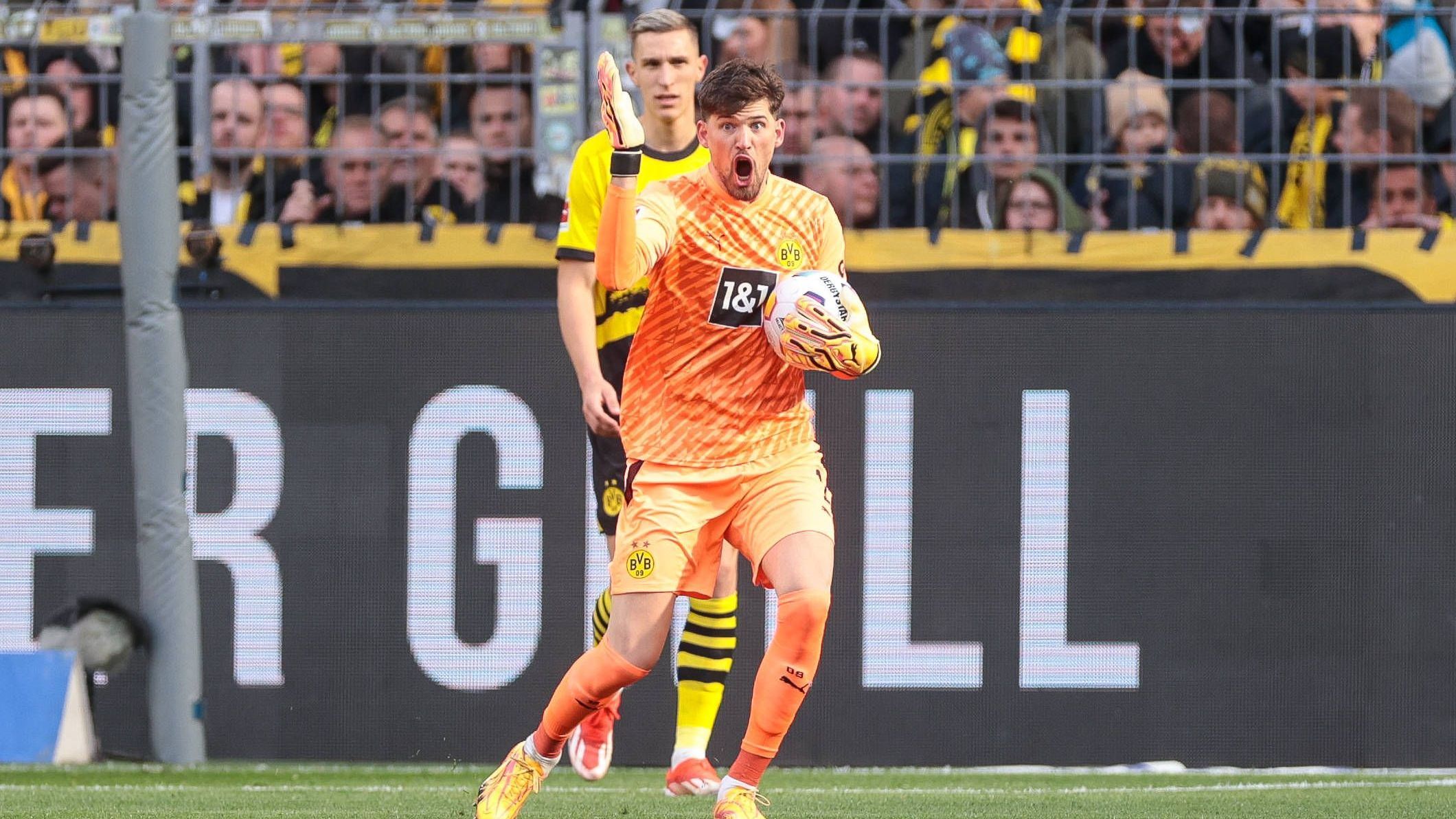 <strong>Gregor Kobel (Borussia Dortmund)</strong><br>Wird trotz der Überlegenheit der Gäste in der ersten Halbzeit nicht ernsthaft geprüft. Ist dafür bei seinen Dribblings vor dem eigenen Tor ein wenig halsbrecherisch unterwegs. Geht aber gut. Bleibt im weiteren Verlauf auf der Hut. Verlässlich. <strong><em>ran</em>-Note: 3</strong>