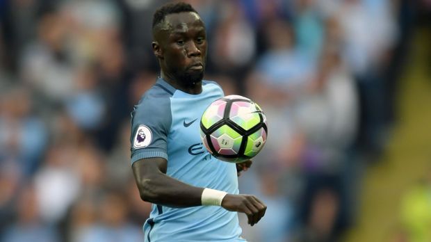 
                <strong>Bacary Sagna (34 Jahre, rechter Verteidiger)</strong><br>
                Nach zehn Jahren in der Premier League und 267 Einsätzen für Arsenal und Manchester City steht Bacary Sagna für Erfahrung pur. Das könnte dem 34-jährigen Franzosen durchaus helfen bei der Klubsuche, denn sein Vertrag bei den Citizens wurde nicht verlängert. Anfang Juni gab es Gerüchte, wonach Sagna in die Heimat zurückkehren könnte, wo es wohl Interesse von Olympique Marseille geben soll. Der Traditionsklub aus der Ligue 1 soll dem Rechtsverteidiger laut "France Football" ein Jahresgehalt von 3,6 Millionen Euro angeboten haben und einen Vertrag über zwei Jahre. Zu einer Unterschrift kam es bislang nicht.
              