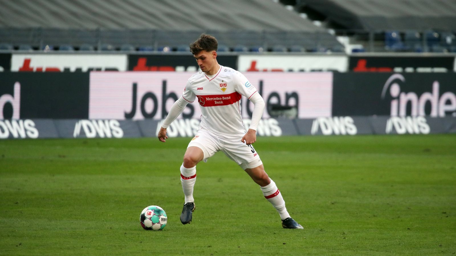 
                <strong>Mateo Klimowicz (VfB Stuttgart)</strong><br>
                Vor einigen Wochen war noch gar nicht klar, ob Mateo Klimowicz überhaupt für den DFB würde auflaufen können. Nun ist klar: Er kann und sogleich wurde er von Stefan Kuntz für die U21-EM berufen. Das heißt zwar noch nicht, dass Klimowicz auch für die A-Elf des DFB auflaufen wird, falls er das jedoch tut, kann sich der kommende Bundestrainer auf ein aufregendes Talent freuen. Nicht umsonst vergleicht Sven Mislintat, Sportdirektor des VfB Stuttgart, ihn mit Marco Reus oder Andrej Kramaric. Klimowicz agiert in Stuttgart im offensiven Mittelfeld und verpasste in dieser Spielzeit erst sechs Pflichtspiele, dabei kommt er auf einen Treffer (beim 4:1 in Mainz am 2. Spieltag) und vier Assists in einer gut funktionierenden, offensiv ausgerichteten Mannschaft des VfB.
              