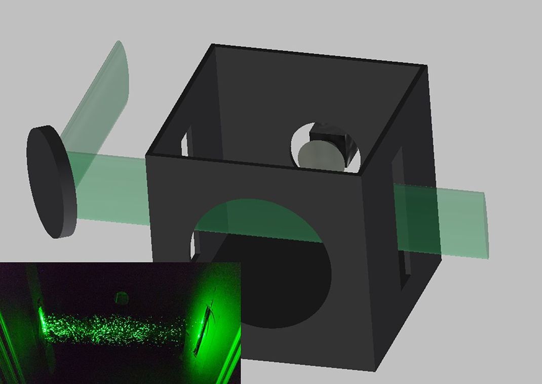 Aufbau der Versuchs-Box: Vorne befindet sich ein Loch, in das gesprochen wird. Hinten ist die Handy-Kamera platziert. Ein Laserstrahl wird vertikal durch eine Zylinderlinse gebrochen und durch Schlitze ins Gehäuse gestrahlt. 