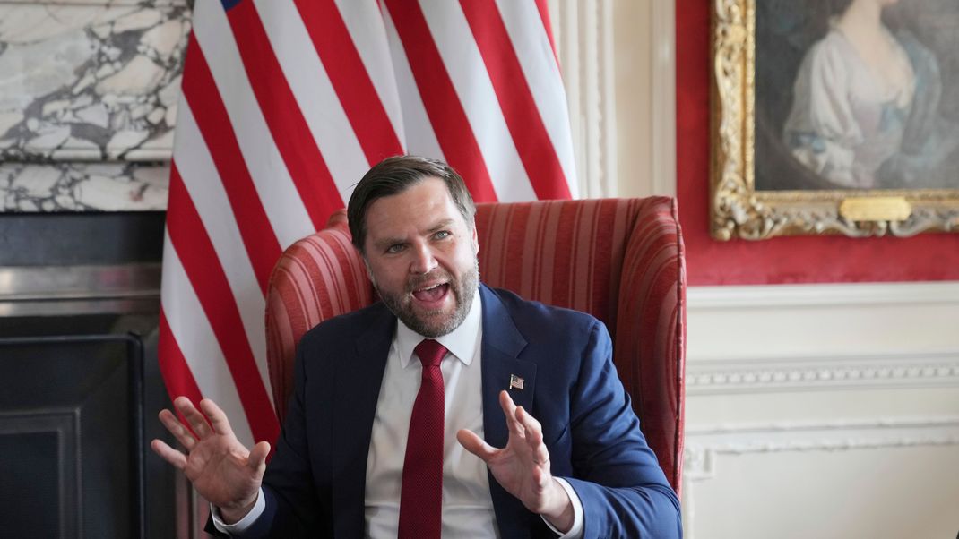 US-Vizepräsident JD Vance hat in einem Interview nochmals bekräftigt, dass keine militärischen US-Hilfen mehr an die Ukraine gehen sollen.