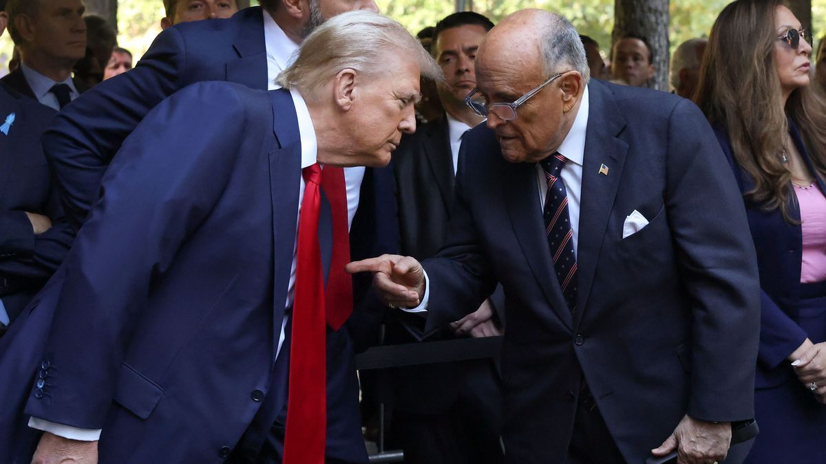 11. September 2024, New York: Der republikanische Präsidentschaftskandidat und ehemalige Präsident Donald Trump unterhält sich mit dem ehemaligen Bürgermeister von New York, Rudy Giuliani.