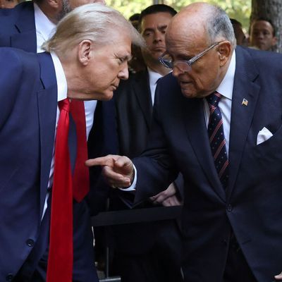 11. September 2024, New York: Der republikanische Präsidentschaftskandidat und ehemalige Präsident Donald Trump unterhält sich mit dem ehemaligen Bürgermeister von New York, Rudy Giuliani.