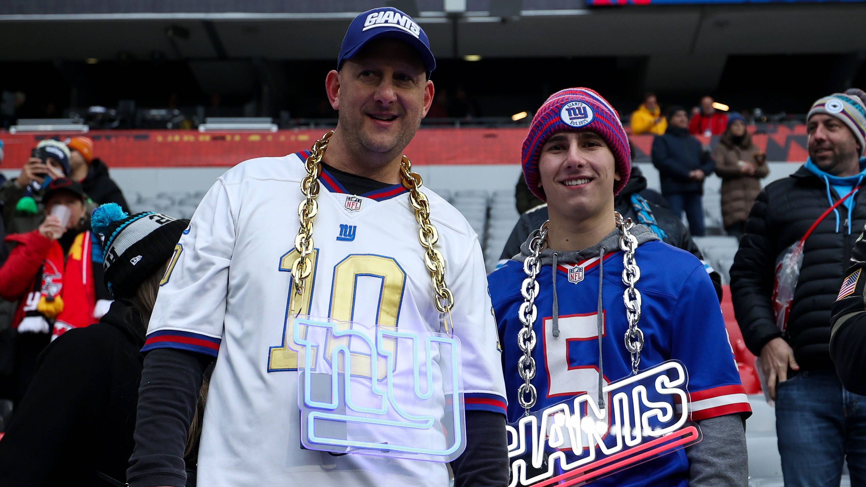 <strong>NFL: Die krassesten Bilder zum Munich Game 2024</strong><br>Diese zwei Giants-Fans haben sich ordentlich rausgeputzt, um ihr Team zu unterstützen.