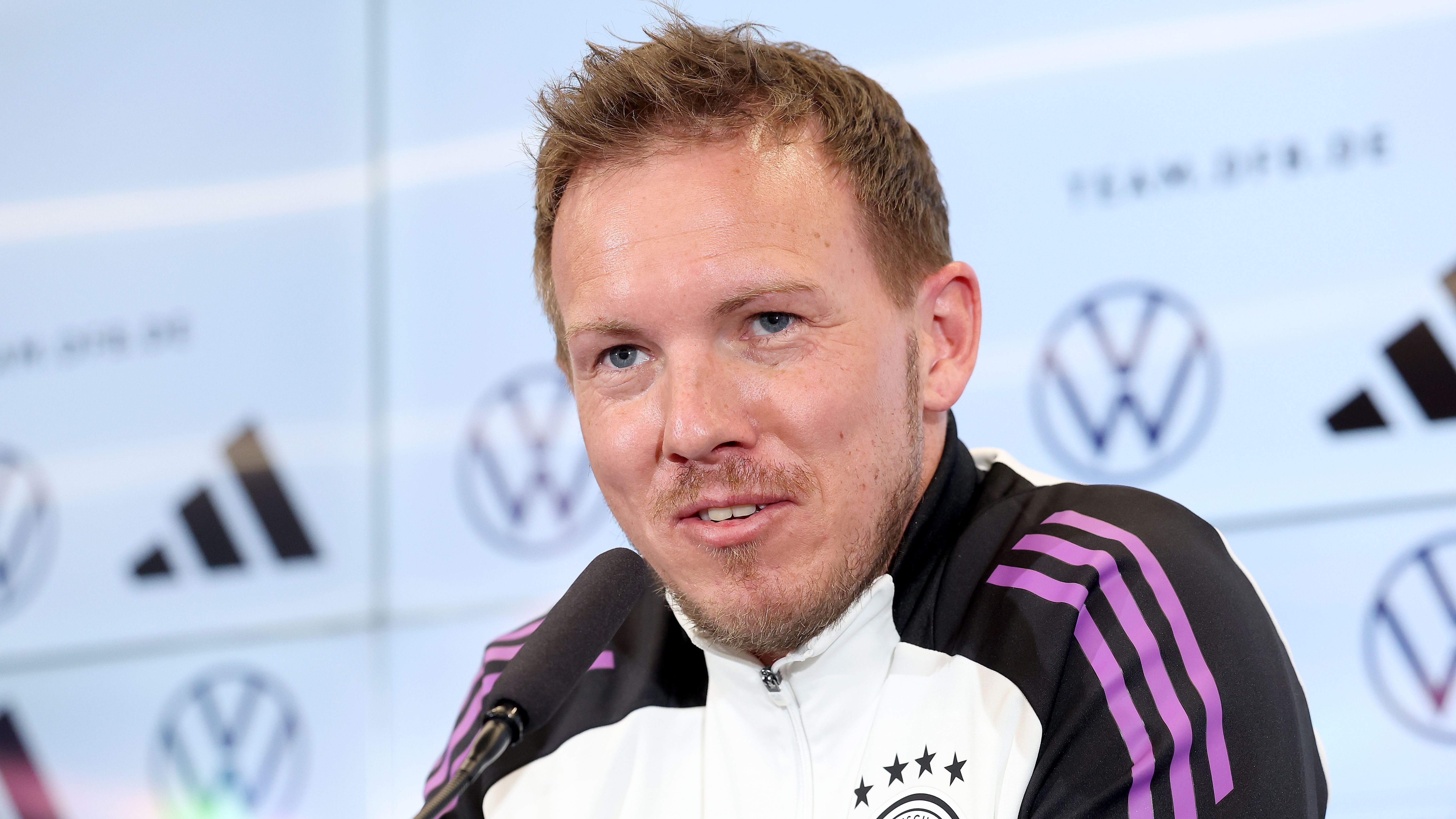 <strong>Der DFB-Kader für die Heim-EM 2024</strong><br>Aufgrund des Ausfalls von Aleksandar Pavlovic nahm Bundestrainer Julian Nagelsmann zwei Tage vor dem Eröffnungsspiel gegen Schottland (<a href="https://www.ran.de/sports/ticker/ma9405336/liveticker?from=%2Fsports%2Ffussball%2Feuropameisterschaft%2Fspielplan">ab 21 Uhr im Liveticker</a>) noch eine Nachnominierung vor. Für den Bayern-Youngster rückt BVB-Star Emre Can nach. Der komplette DFB-Kader im Überblick.&nbsp;<em>(Anzahl der Spiele vor EM-Start)</em>