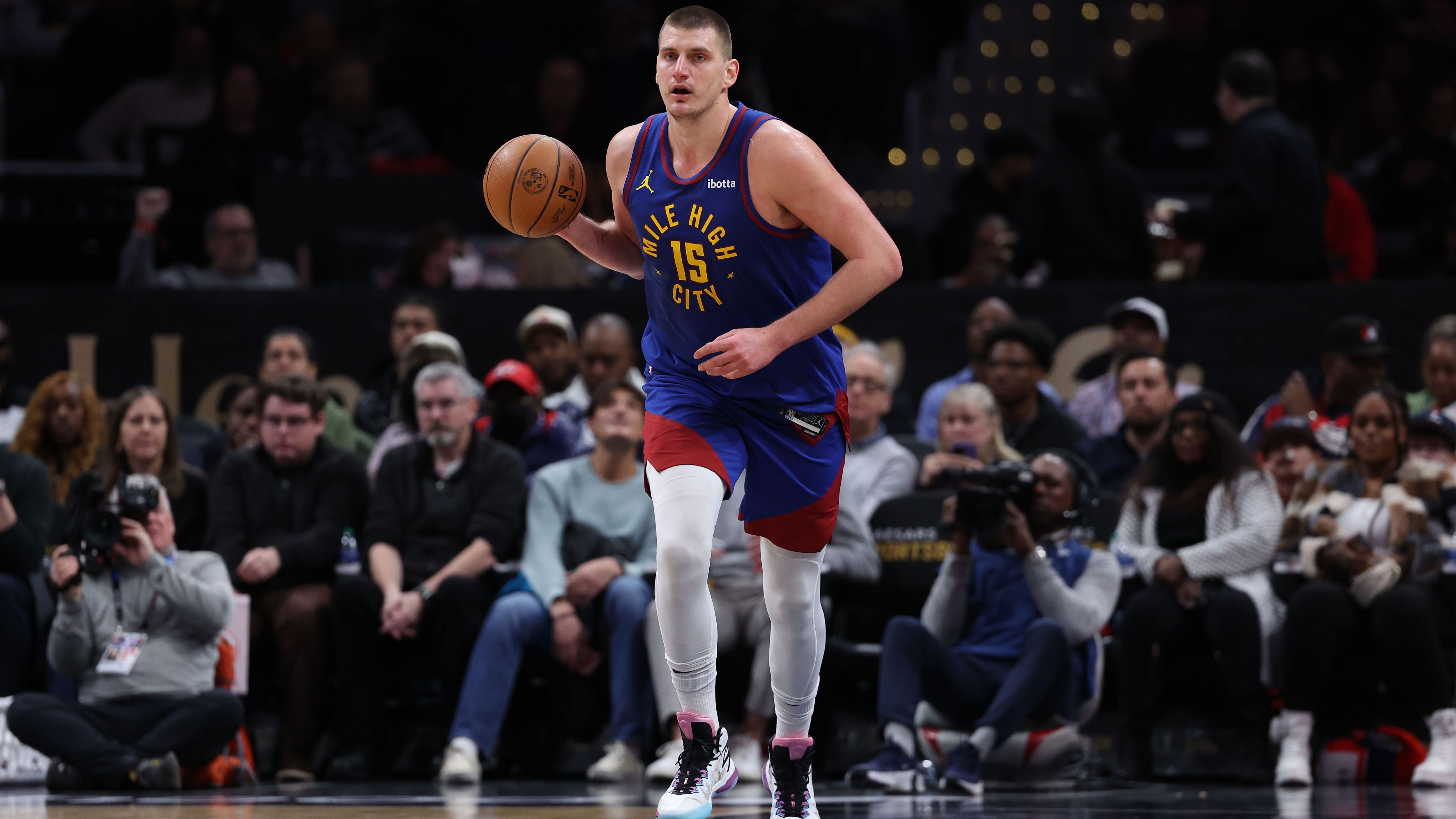 <strong>Sicher qualifiziert:&nbsp;Denver Nuggets - Western Conference</strong><br>Der aktuelle Champion hat nach dem All-Star-Break sein Team justiert. Denver sieht wieder wie eines der Topteams der NBA aus. Gleichzeitig steuert Nikola Jokic auf seinen dritten MVP-Titel zu. Wenn Jamal Murray in den Playoffs fit bleibt, kann es für die Nuggets wieder in Richtung Finals gehen.