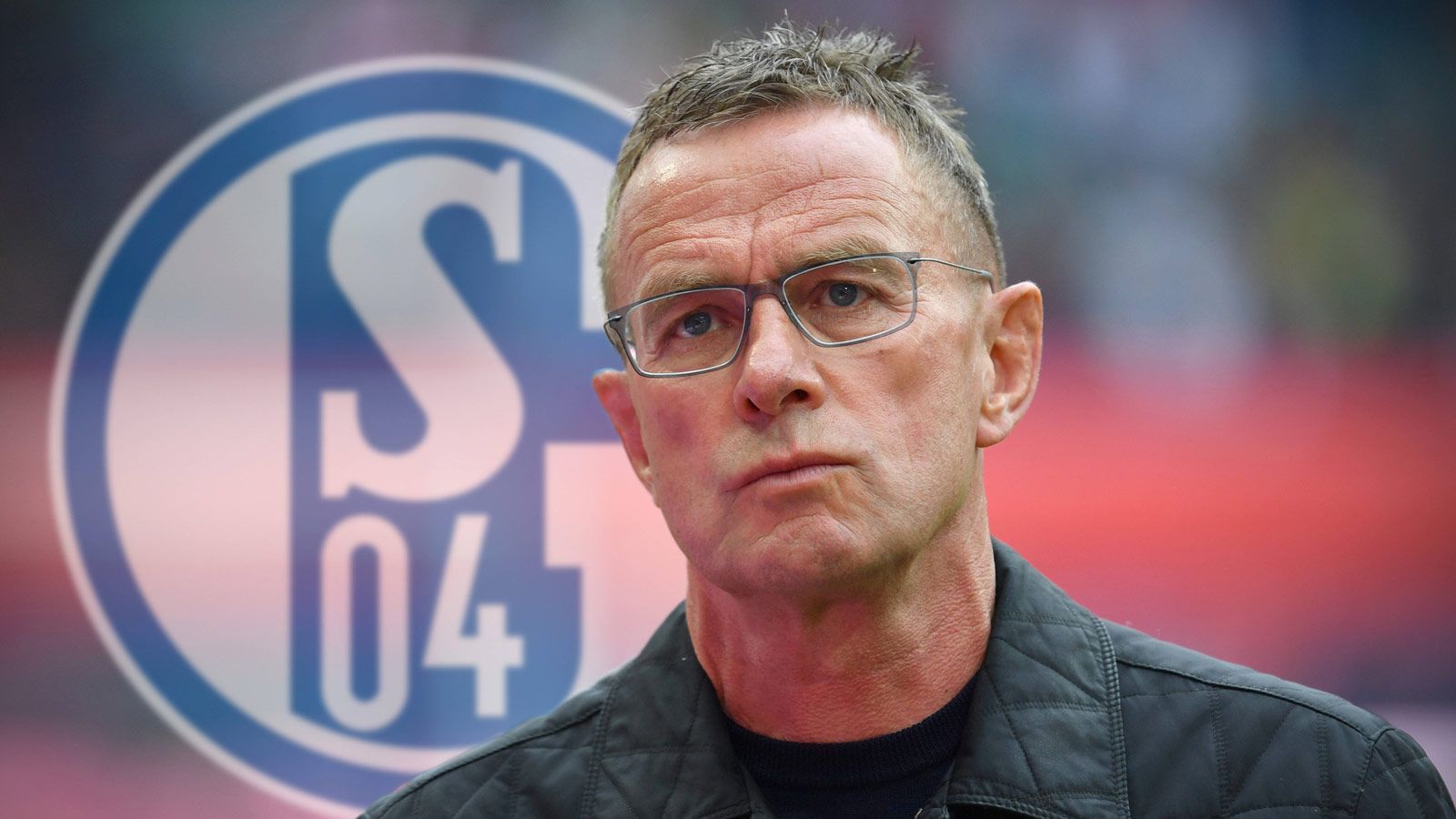 
                <strong>Ralf Rangnick: Rückkehr als Sportdirektor?</strong><br>
                Kehrt Ralf Rangnick für eine dritte Amtszeit auf Schalke zurück? Während sich die königsblauen Anhänger für eine Rückholaktion des 62-Jährigen stark machen, scheint sich der Schalker Aufsichtsrat weiter uneinig zu sein. Anders als bei seinen vorherigen Anstellungen soll Rangnick allerdings nicht auf der Bank Platz nehmen, sondern die "Knappen" als Sportdirektor zurück zum Erfolg führen. Als Trainer prägte der Schwabe eine erfolgreiche Ära in Gelsenkirchen und holte unter anderem den bislang letzten Titel für die "Königsblauen". ran wirft einen Blick auf Rangnicks Trainerzeit beim FC Schalke 04.
              