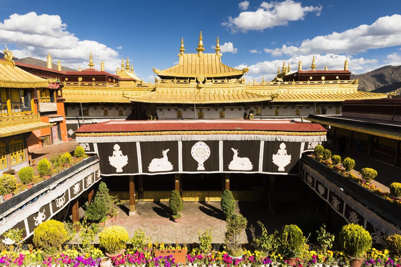 Der Jokhang Tempel liegt in der Altstadt von Tibets Hauptstadt Lhasa. Der Tempel ist eines der ältesten Bauwerke der Stadt und ein zentrales Heiligtum der Tibeter:innen.