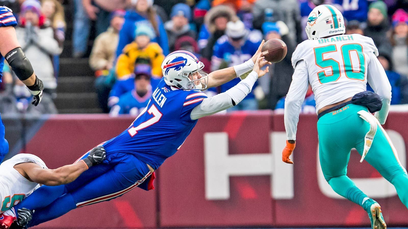 
                <strong>GEWINNER: Josh Allen</strong><br>
                Zum Abschluss der regulären Saison hat Rookie Josh Allen noch einmal ein Ausrufezeichen gesetzt. Gegen die Dolphins kommt der Quarterback auf drei Passing- und zwei Rushing-Touchdowns. Dabei warf er für 224 Yards und knackte zu Fuß fast die 100 Yards-Marke (95).
              