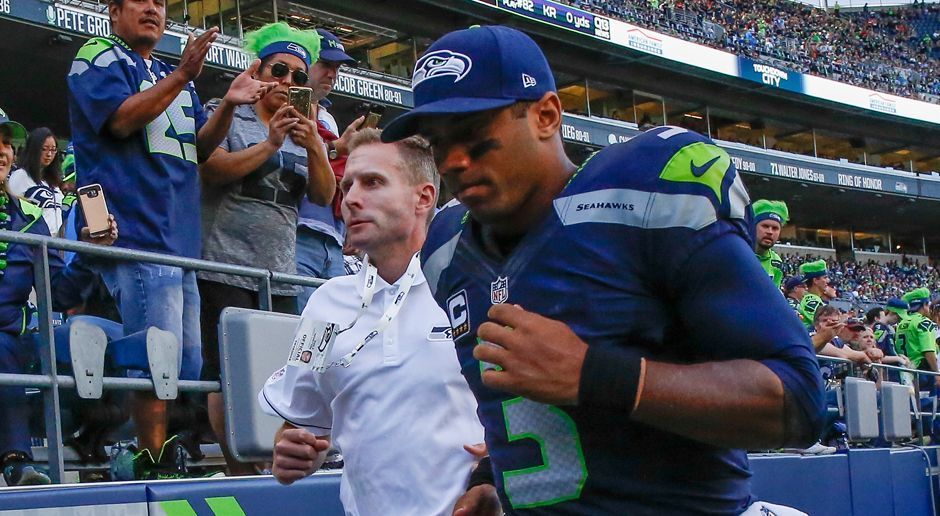 
                <strong>Russell Wilson (Quarterback, Seattle Seahawks)</strong><br>
                Russell Wilson: Gegen die New York Jets konnte Wilson bereits wieder auf dem Platz stehen, musste jedoch aufgrund seiner Knieverletzung eine Schiene tragen. Da die Seahawks am nächsten Spieltag eine Bye-Week haben, dürfte jedoch genügend Zeit bestehen, um die Verletzung auszukurieren.
              