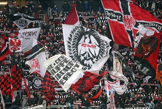 
                <strong>Frankfurter Support</strong><br>
                Berühmt und berüchtigt: Die Fans von Eintracht Frankfurt zählen zu den treuesten und leidenschaftlichsten Anhängern der Bundesliga.
              