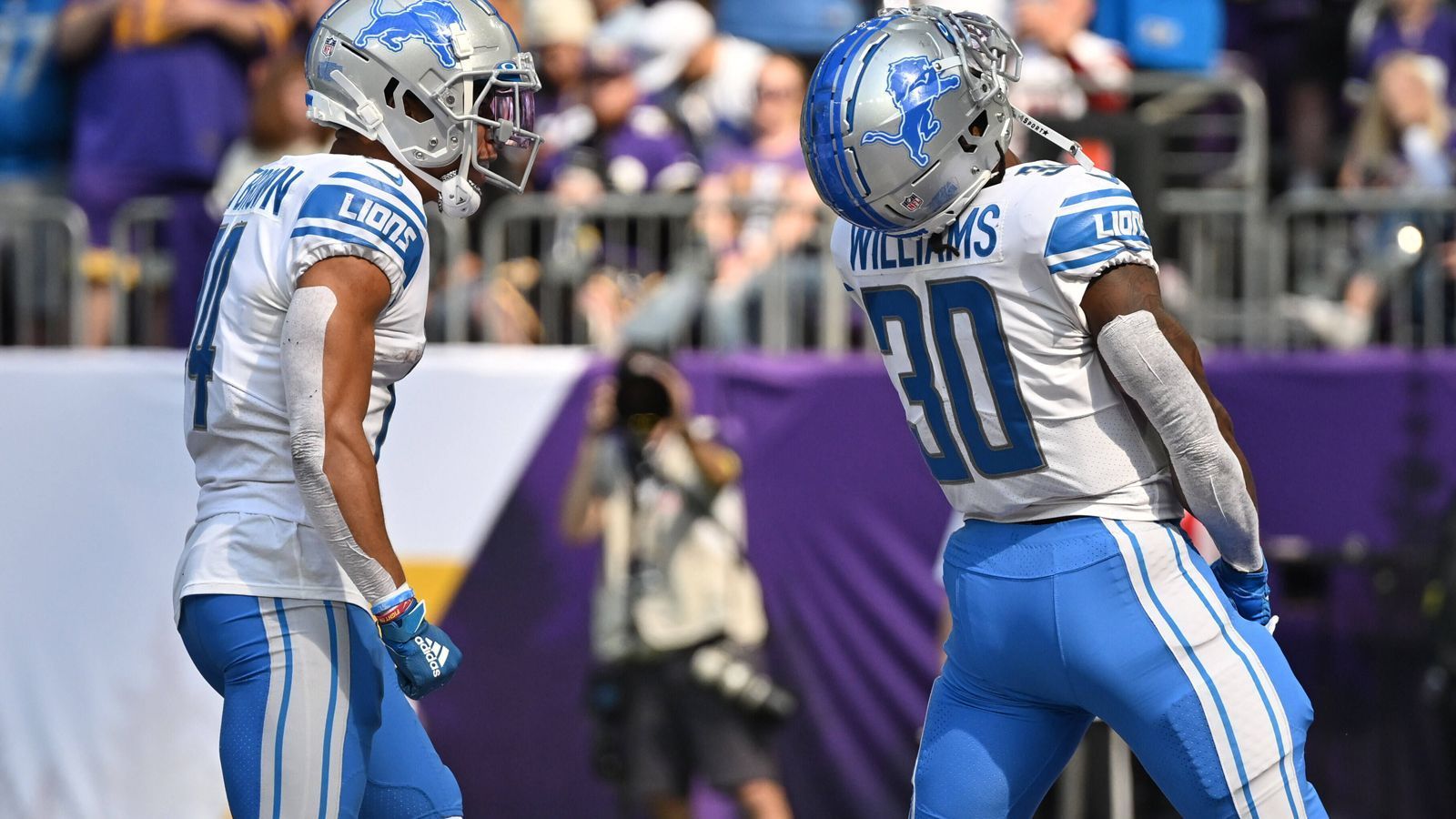 
                <strong>Amon-Ra St. Brown (Detroit Lions)</strong><br>
                Es war die zweite Pleite der Saison für die Lions. St. Brown lieferte mal wieder einen starken Auftritt, er fing sechs der neun Würfe auf ihn für 73 Yards, einen Touchdown verbuchte er diesmal nicht. Der Receiver steht nach drei Spielen bei 180 Receiving und 68 Rushing Yards sowie drei Touchdowns. Der 22-Jährige hatte sich während des Spiels am Knöchel verletzt, sein Einsatz am kommenden Wochenende soll aber nicht gefährdet sein.
              