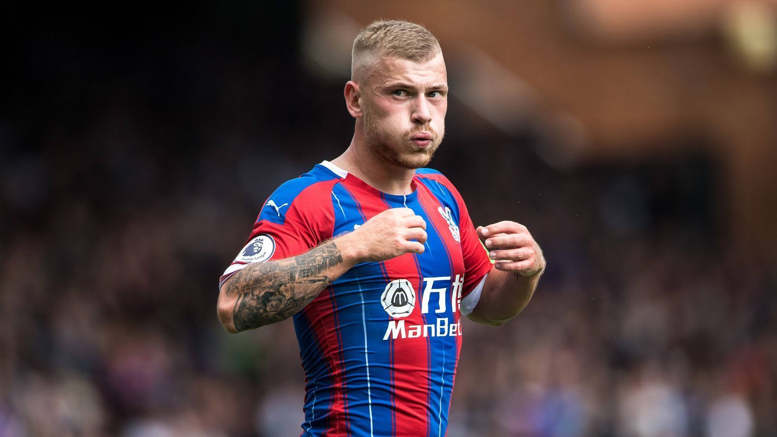 
                <strong>Crystal Palace (2018-2021)</strong><br>
                "Es ist alles ganz schnell gegangen", sagte Meyer später über seinen Wechsel in die Premier League: "Mein Berater hat mir gesagt, dass Crystal Palace Interesse hat. Dann bin ich nach London geflogen und habe den Manager getroffen. Drei Tage später habe ich unterschrieben." In der Premier League lief es für den auserkorenen "Weltklasse"-Spieler allerdings nie wirklich nach Plan. Meyer bestritt für die Londoner nur 56 Spiele, in denen ihm zwei Tore und drei Vorlagen gelangen. Im Januar 2021 wurde sein Vertrag bei den "Eagles" aufgelöst.
              