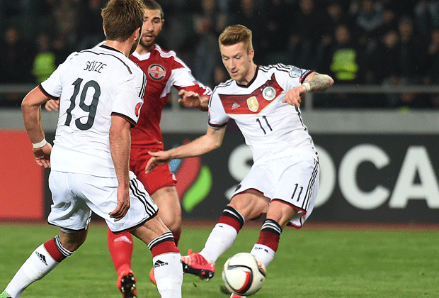 
                <strong>Marco Reus</strong><br>
                Den Dortmunder Wirbelwind bekommen die Gastgeber nicht in den Griff. Ist an fast jeder gelungenen Offensivaktion der DFB-Elf beteiligt und bricht mit dem Führungstor den Bann. Zudem knallt er den Ball zwei Mal an die Latte. ran-Note: 1
              