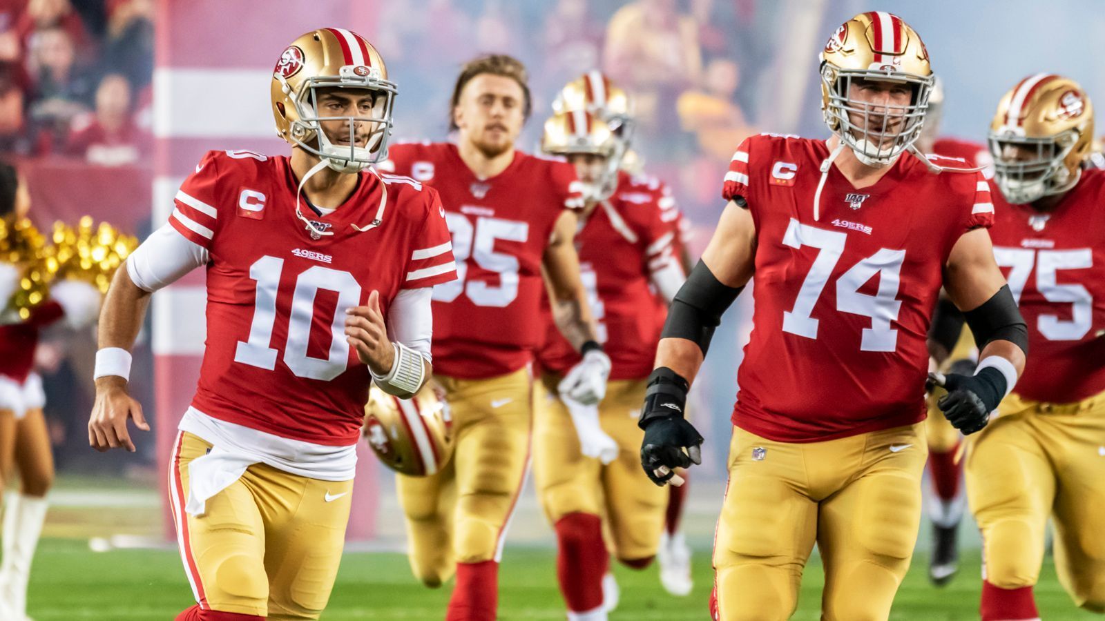 
                <strong>Platz 3: San Francisco 49ers (13-3, letzte Woche Platz 3)</strong><br>
                In einem dramatischen Division-Duell mit den Seattle Seahawks sicherten sich die San Francisco 49ers den 1. Platz in der NFC West und eine Bye-Week. Im dritten Jahr von Head Coach Kyle Shanahan scheint sein Plan endlich aufzugehen. Lediglich die mysteriöse Niederlage in Woche 15 gegen die Atlanta Falcons zeigte, dass die Kalifornier vor Formschwankungen nicht sicher sind. Die 49ers stellen die von den Yards her viertbeste Offense, zweitbeste Defense und beste Passverteidigung. Das Prunkstück ist der Pass Rush um Nummer-Zwei-Pick Nick Bosa, der den gegnerischen Quarterback permanent unter Druck setzt.   
              