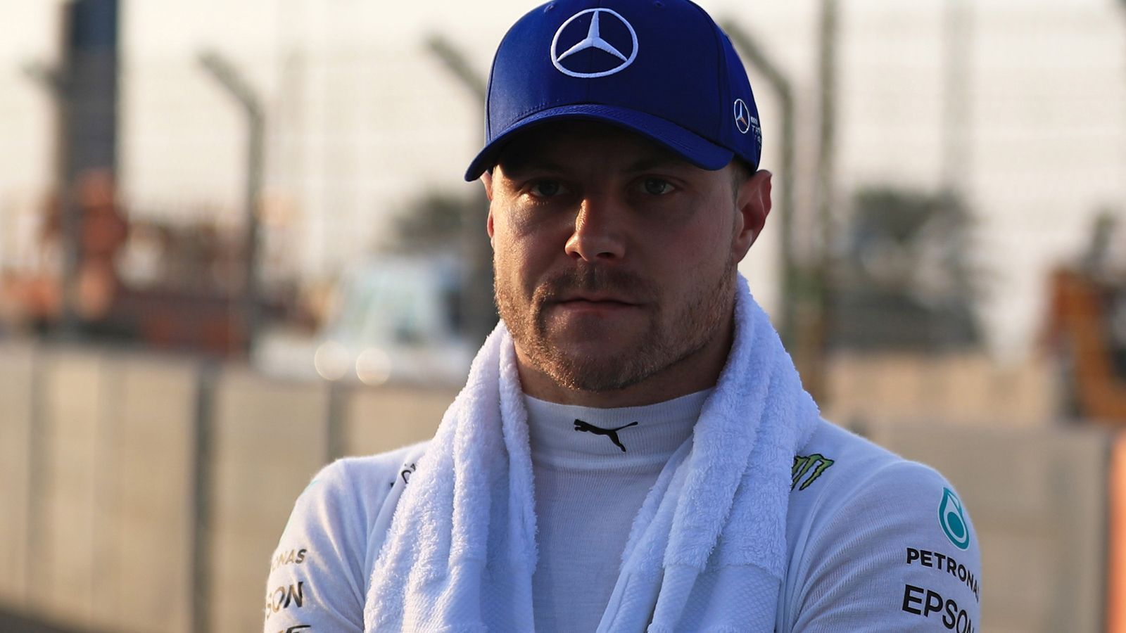 
                <strong>9. Valtteri Bottas (Mercedes)</strong><br>
                Er wollte es 2019 wissen. Bottas 2.0, fette Ansagen, ein kämpferischer Bart und am Ende doch nur wieder heiße Luft: Der Finne legte gut los, ist und bleibt aber nur ein Wingman, eine Nummer zwei, ein Wasserträger für den Champion. Und das im dritten Jahr in Folge. Im gleichen Auto 87 Punkte hinter Hamilton: Für ihn spricht vor allem, dass er ein guter Teamplayer ist, mit einigen starken Rennen. Über eine Saison reicht es einfach nicht. Fest steht: Ein Weltmeister ist er nicht.
              