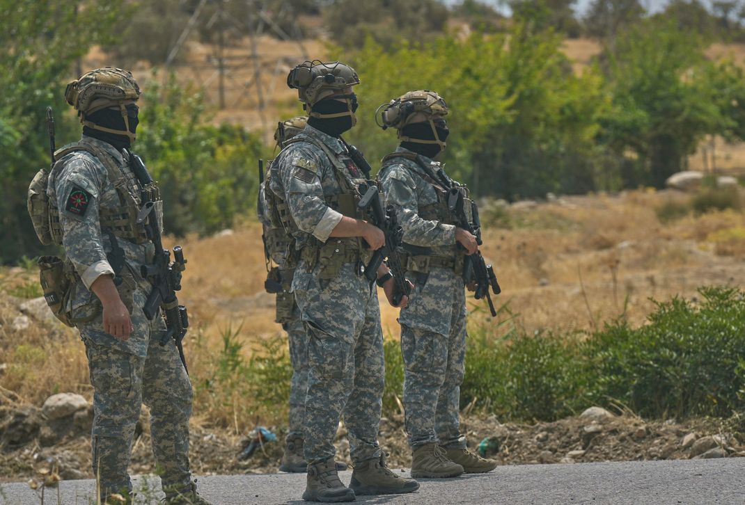 Sicherheitskräfte bewachen die Jasana-Höhle vor einer symbolischen Entwaffnungszeremonie der separatistischen PKK-Gruppe.