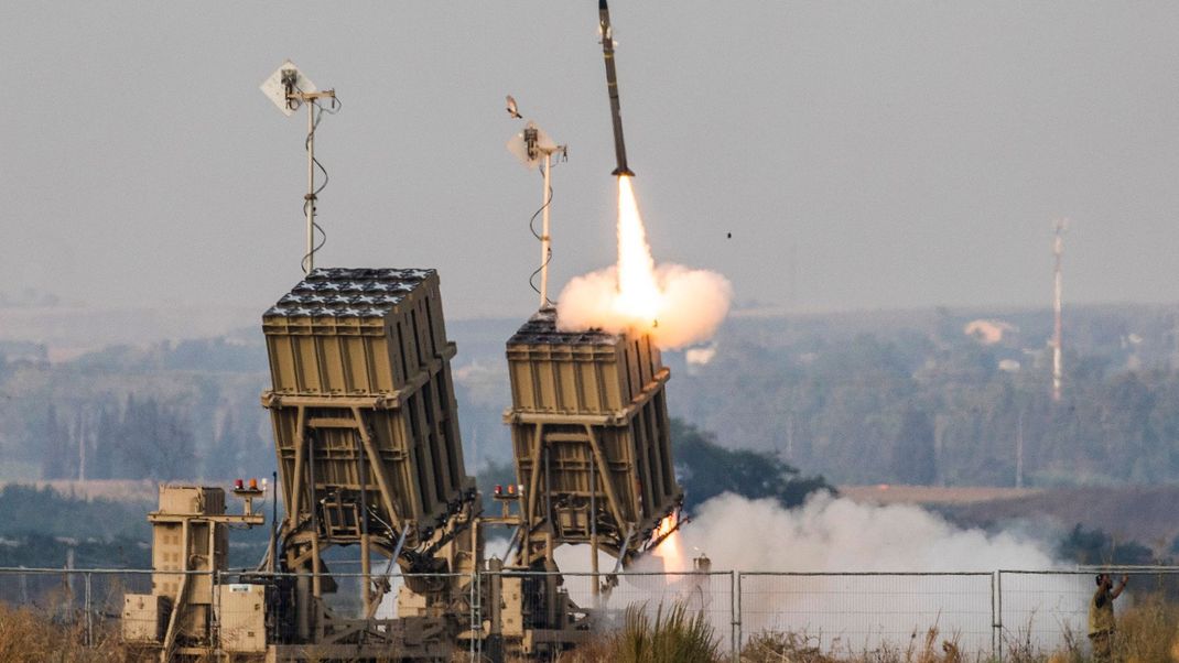 Nach Angaben der Armee wurde Israel in 24 Stunden mit circa 200 Raketen aus dem Libanon beschossen.