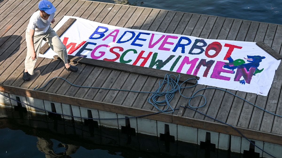 Schwimmdemo gegen Badeverbot in der Spree