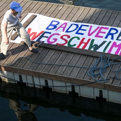 Schwimmdemo gegen Badeverbot in der Spree