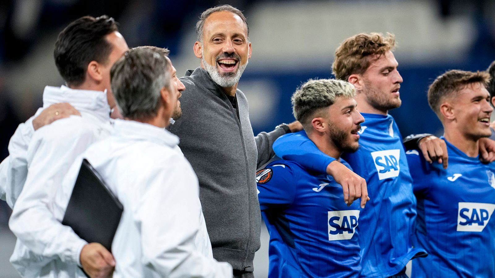 <strong>Pellegrino Matarazzo (vereinslos, zuletzt TSG Hoffenheim)</strong><br>Ein dritter Name, der vom "Kicker" genannt wird: Der ehemalige TSG-Coach Matarazzo. Seit seiner Entlassung im November 2024 ist der 47-Jährige ohne Team. Für den gebürtigen Amerikaner spricht seine Erfahrung, so stand er von Dezember 2019 bis Oktober 2022 insgesamt 100 Pflichtspiele für den VfB Stuttgart an der Seitenlinie.