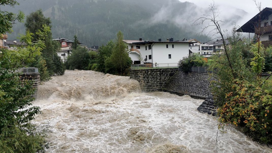 Aufgrund des Dauerregens ist der Fluss Ziller im Zillertal, Tirol, stark angestiegen. Seit Sonntag besteht Hochwasserwarnung.
