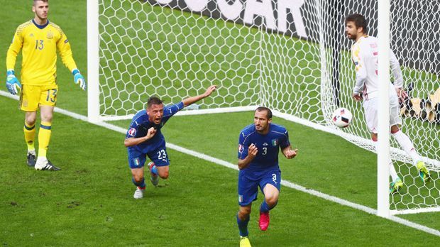 
                <strong>Italien vs. Spanien</strong><br>
                Platz vier: Italien vs. Spanien (2:0): Das Finale der Europameisterschaft 2012 erhält seine Wiederauflage schon im Achtelfinale. Italiens Trainer Antonio Conte stellt seine Mannschaft perfekt auf Spanien ein. Chiellini bringt die Azzurri in Halbzeit eins in Front.
              