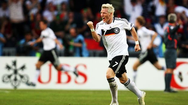 
                <strong>Gala-Vorstellung im EM-Viertelfinale 2008</strong><br>
                Nach abgesessener Rot-Sperre drehte Schweinsteiger im Viertelfinale gegen seinen Lieblingsgegner Portugal auf. Spätestens mit seinem Tor zur 1:0-Führung war sein Lapsus gegen Kroatien vergessen. Später legte er noch zwei Treffer für Miroslav Klose und Michael Ballack per Freistoß auf. Das DFB-Team zog mit einem 3:2-Sieg ins EM-Halbfinale ein und unterlag erst im Finale gegen Topfavorit Spanien.
              