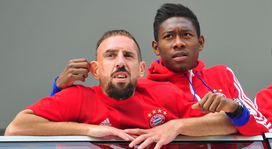 
                <strong>Frank Ribery und David Alaba</strong><br>
                Ein Blick auf den Instagram-Account von David Alaba genügt und es wird klar, dass der Franzose und der Österreicher nicht nur Kollegen, sondern auch echte "Bros" sind. Auf dem Platz verstehen sie sich blind, seit Jahren schon bilden Frank Ribery und David Alaba das Traumduo auf der linken Seite des FC Bayern. "Wir beide verstehen uns perfekt, wir brauchen kein Wort dazu - außerhalb des Spielfeldes, aber auch auf dem Rasen: Ein kurzer Blick in seine Augen genügt mir, und ich weiß schon, was er im nächsten Moment tut", sagt Ribery in der "Kronen-Zeitung".
              