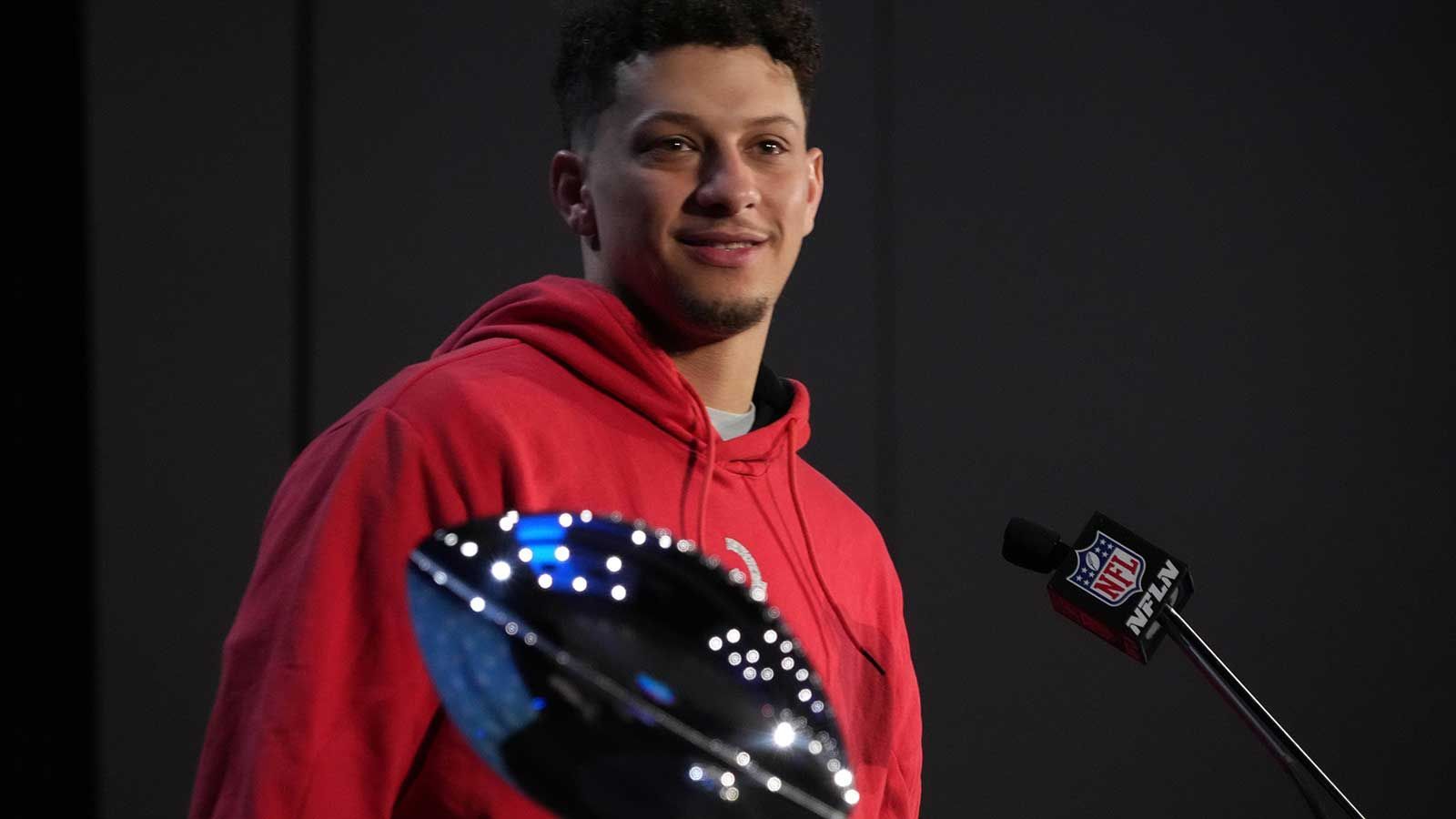 <strong>Wer wird MVP?
</strong><br>Patrick Mahomes ist einmal mehr der Favorit mit +125. Ihm folgen Brock Purdy (+225) und dann schon 49ers-RB Christian McCaffrey (+475). Travis Kelce hat eine Quote von +1200. Deebo Samuel ist mit +2000 der erste Defense-Spieler im Ranking.