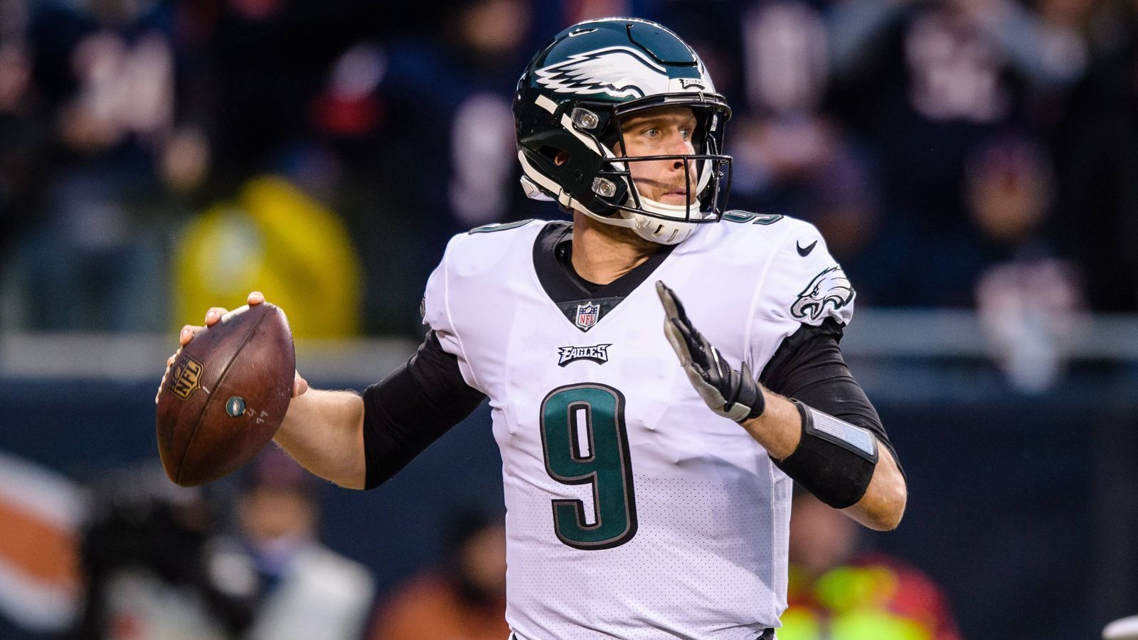 
                <strong>3. Nick Foles (Philadelphia Eagles)</strong><br>
                Der Magier wird wohl den Markt testen, auch wenn es noch eine Option in seinem Vertrag gibt. Den müssten aber die Eagles UND Foles ziehen. Der 30-Jährige sucht nicht nur finanzielle Anreize, sondern nach zwei Jahren als Wunder-Backup endlich einen Job als Starter.
              