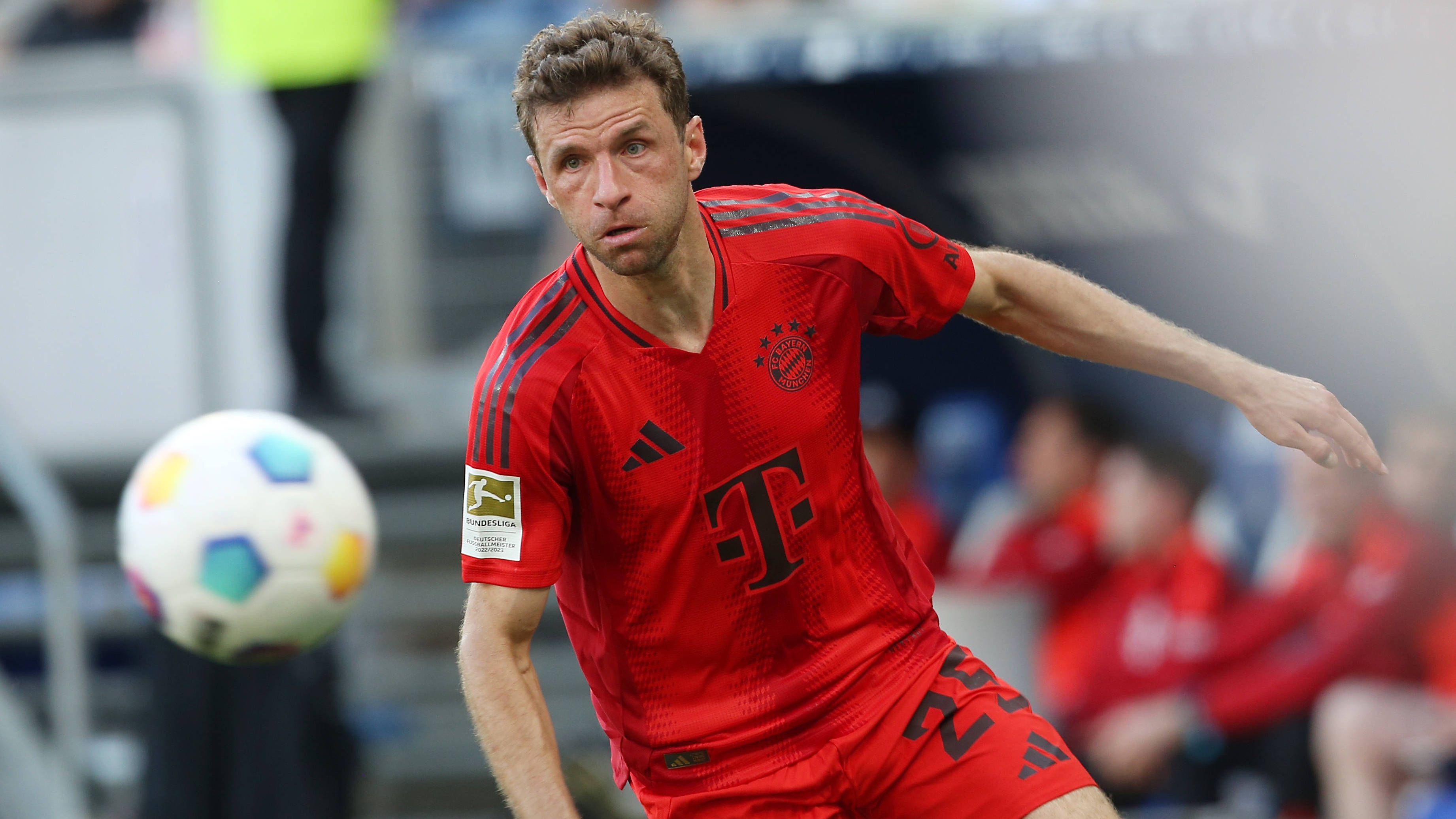 <strong>FC Bayern München (Heimtrikot)</strong><br>Das neue Heimtrikot der Münchner kam bereits am letzten Spieltag der vergangenen Bundesliga-Saison zum Einsatz. Das Adidas-Jersey fällt durch mehrere Rot-Töne auf.