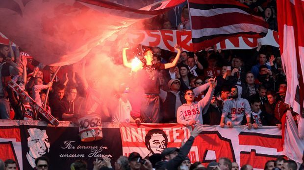 
                <strong>Platz 7: Fortuna Düsseldorf</strong><br>
                Platz 7: Fortuna Düsseldorf. Der Zweitliga-Klub wurde zu insgesamt 59.000 Euro Strafzahlungen verdonnert. Beim Auswärtsspiel gegen den FC St. Pauli im April flogen Bierbecher, ein Feuerzeug, ein Megaphon sowie abgebrochene Sitzschalen. Alleine dafür musste die Fortuna 12.000 Euro bezahlen.
              