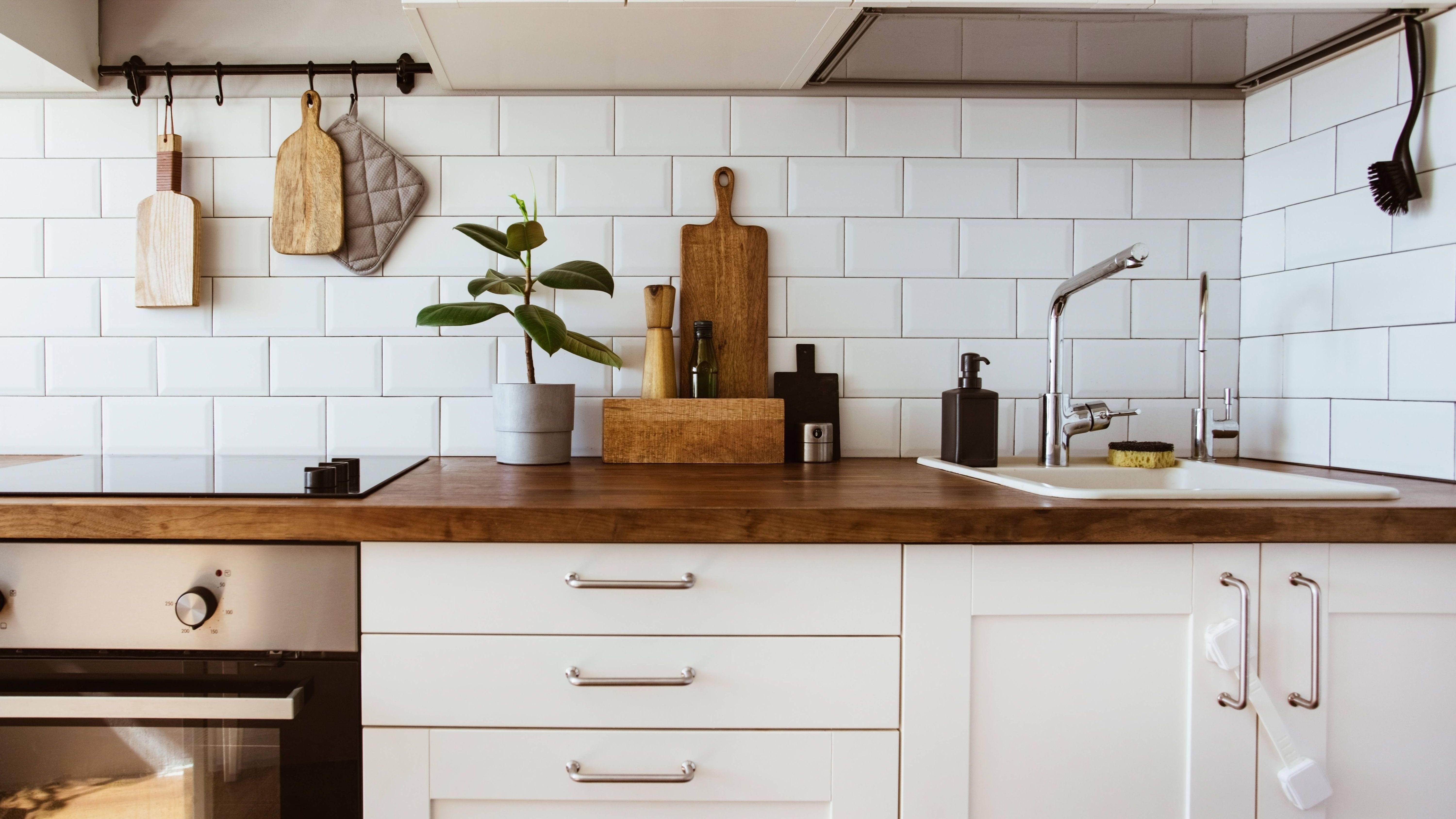 Sauber und hygienisch: Wie du Fliesenfugen in deiner Küche richtig reinigen und hartnäckigen Schmutz entfernen kannst.