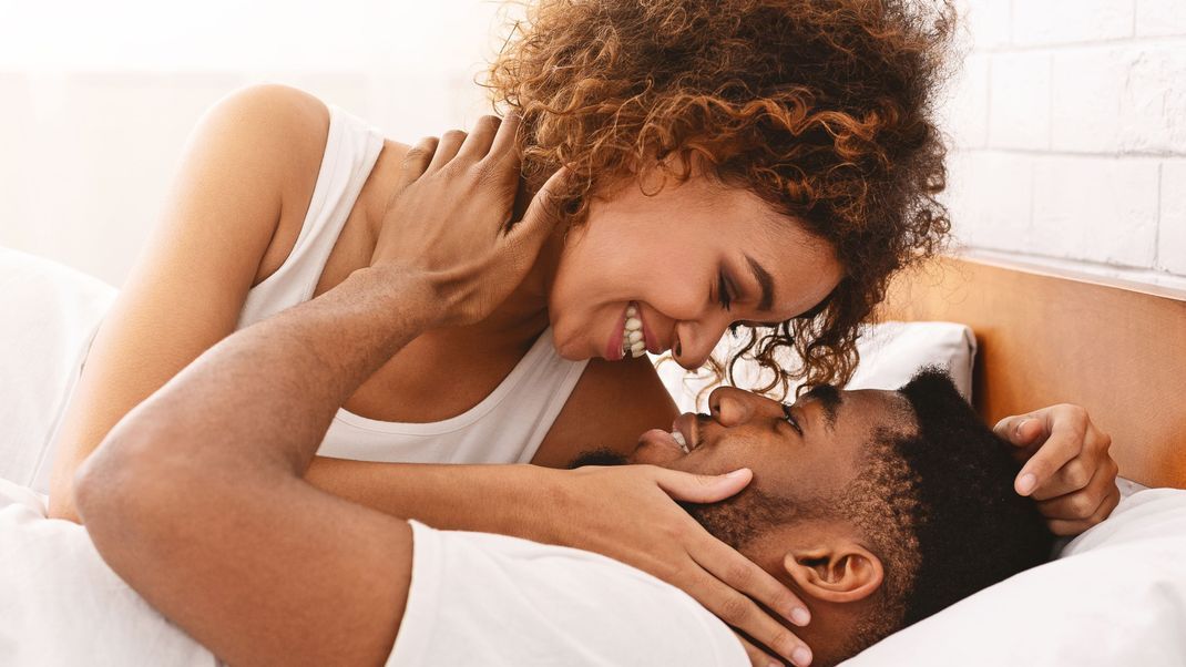 Steht dein Liebster auch drauf? Darum ist Morgen-Sex bei Männern besonders beliebt.