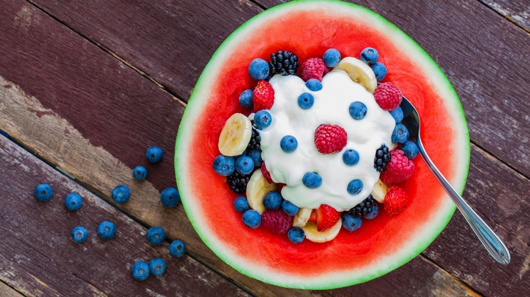 Wassermelone und Früchte passen perfekt in den Sommer.