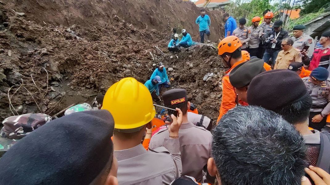 Laut Behördenangaben führte Starkregen gleich zu zwei Erdrutschen auf der indonesischen Urlaubsinsel Bali, bei denen mindestens acht Menschen ums Leben kamen.